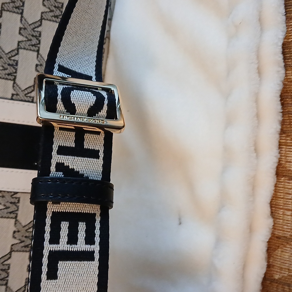 MICHAEL Michael Kors Black and Cream Tote - Picture 2 of 6